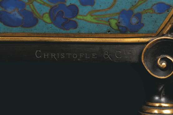 Christofle et Cie. A FRENCH 'JAPONISME' PARCEL-GILT, PATINATED-BRONZE AND CLOIS... - Foto 3