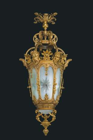 A PAIR OF MONUMENTAL ORMOLU AND FROSTED GLASS LANTERNS - photo 5