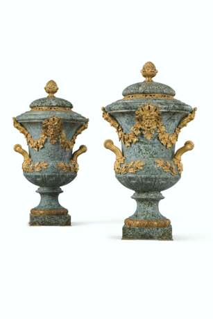 A PAIR OF LARGE FRENCH ORMOLU-MOUNTED GREEN MARBLE URNS AND ... - Foto 1