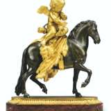 A CHARLES X ORMOLU, PATINATED-BRONZE AND RED MARBLE EQUESTRI... - Foto 1