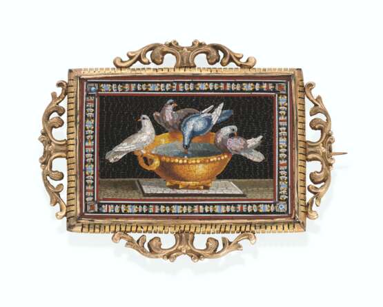 AN ITALIAN GILT- METAL MOUNTED BROOCH SET WITH A MICROMOSAIC PLAQUE - фото 1