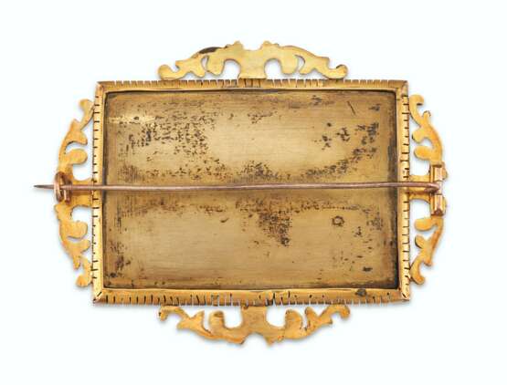 AN ITALIAN GILT- METAL MOUNTED BROOCH SET WITH A MICROMOSAIC PLAQUE - Foto 2