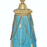A PAIR OF FRENCH ORMOLU-MOUNTED TURQUOISE-GROUND PORCELAIN VASES AND COVERS - фото 2