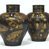TWO JAPANESE PARCEL-GILT LACQUERED OVOID JARS AND COVERS - Foto 1