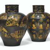TWO JAPANESE PARCEL-GILT LACQUERED OVOID JARS AND COVERS - Foto 2