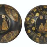 TWO JAPANESE PARCEL-GILT LACQUERED OVOID JARS AND COVERS - фото 3