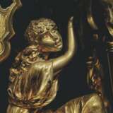 A FRENCH 'ORIENTALIST' GILT AND SILVERED-BRONZE MANTLE CLOCK - Foto 5