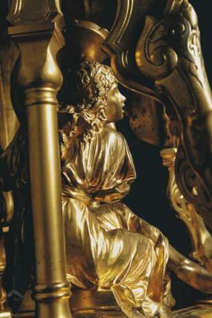 A FRENCH 'ORIENTALIST' GILT AND SILVERED-BRONZE MANTLE CLOCK - Foto 6