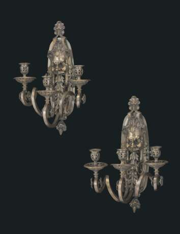 A PAIR OF FRENCH SILVERED-BRASS THREE-LIGHT WALL-APPLIQUES - фото 1