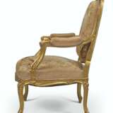 A PAIR OF FRENCH GILTWOOD AND TAPESTRY FAUTEUILS - photo 2