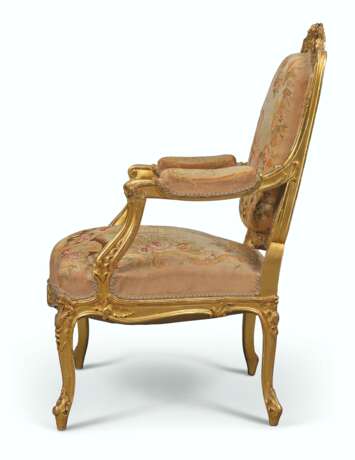 A PAIR OF FRENCH GILTWOOD AND TAPESTRY FAUTEUILS - photo 2