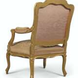 A PAIR OF FRENCH GILTWOOD AND TAPESTRY FAUTEUILS - photo 3