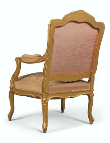 A PAIR OF FRENCH GILTWOOD AND TAPESTRY FAUTEUILS - фото 3