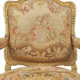 A PAIR OF FRENCH GILTWOOD AND TAPESTRY FAUTEUILS - Foto 4