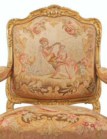 A PAIR OF FRENCH GILTWOOD AND TAPESTRY FAUTEUILS - Foto 5