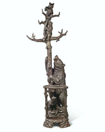 A SWISS 'BLACK FOREST' STAINED WALNUT AND PINE COAT RACK AND UMBRELLA STAND - Foto 2
