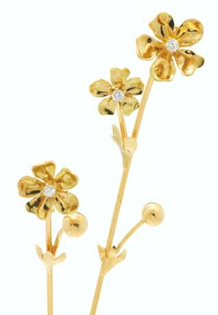 A RUSSIAN JEWELLED GOLD FLOWER STUDY - photo 2