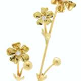 A RUSSIAN JEWELLED GOLD FLOWER STUDY - photo 2
