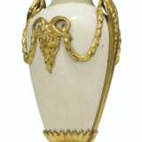 A PAIR OF LOUIS XVI ORMOLU-MOUNTED WHITE MARBLE VASES AND COVERS - фото 2