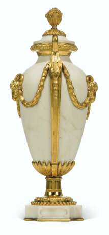 A PAIR OF LOUIS XVI ORMOLU-MOUNTED WHITE MARBLE VASES AND COVERS - фото 7