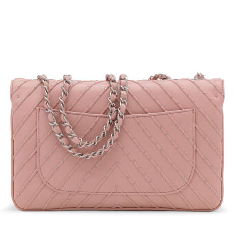 CHANEL. A PINK STUDDED LAMBSKIN LEATHER SINGLE FLAP BAG WITH SILVER HARDWARE - Foto 2