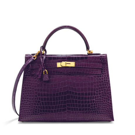 HERMÈS. A SHINY CASSIS POROSUS CROCODILE SELLIER KELLY 32 WITH GOLD HARDWARE - Foto 1