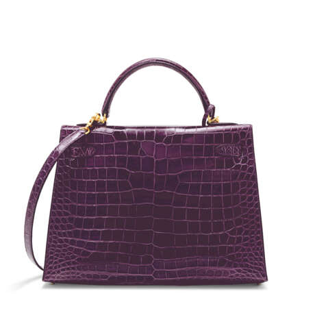 HERMÈS. A SHINY CASSIS POROSUS CROCODILE SELLIER KELLY 32 WITH GOLD HARDWARE - Foto 2