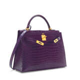 HERMÈS. A SHINY CASSIS POROSUS CROCODILE SELLIER KELLY 32 WITH GOLD HARDWARE - Foto 3