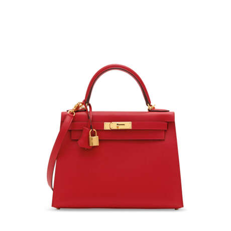 HERMÈS. A ROUGE CASAQUE EPSOM LEATHER SELLIER KELLY 28 WITH GOLD HARDWARE - фото 1