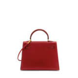 HERMÈS. A ROUGE VIF COURCHEVEL LEATHER MICRO MINI KELLY 15 WITH GOLD HARDWARE - Foto 3
