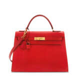 HERMÈS. A SHINY ROUGE VIF SALVATOR LIZARD SELLIER KELLY 32 WITH GOLD HARDWARE - фото 1