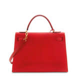HERMÈS. A SHINY ROUGE VIF SALVATOR LIZARD SELLIER KELLY 32 WITH GOLD HARDWARE - Foto 3