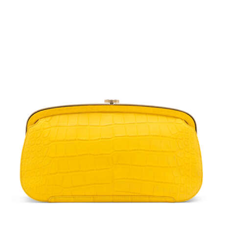 CHANEL. A MATTE YELLOW ALLIGATOR OVERSIZE CLUTCH WITH BRONZE HARDWARE - Foto 1