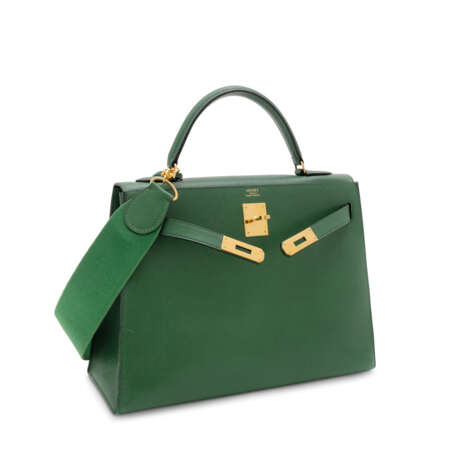 HERMÈS. A VERT CLAIR COURCHEVEL LEATHER SELLIER KELLY 32 WITH GOLD HARDWARE - Foto 2
