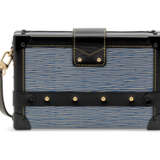 LOUIS VUITTON. A BLUE EPI LEATHER PETITE MALLE WITH GOLD HARDWARE - Foto 4