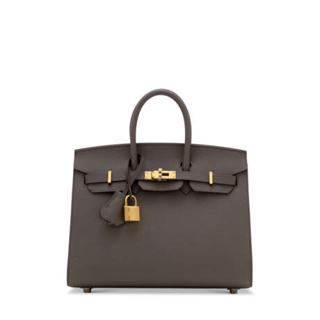 HERMÈS. AN ÉTAIN EPSOM LEATHER SELLIER BIRKIN 25 WITH GOLD HARDWARE - фото 1