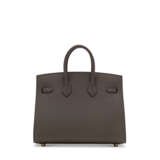 HERMÈS. AN ÉTAIN EPSOM LEATHER SELLIER BIRKIN 25 WITH GOLD HARDWARE - Foto 2