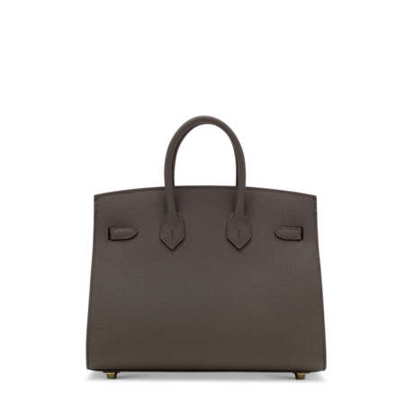 HERMÈS. AN ÉTAIN EPSOM LEATHER SELLIER BIRKIN 25 WITH GOLD HARDWARE - Foto 2