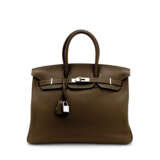 HERMÈS. AN ÉTOUPE CLÉMENCE LEATHER BIRKIN 35 WITH PALLADIUM HARDWARE - Foto 1