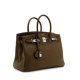 HERMÈS. AN ÉTOUPE CLÉMENCE LEATHER BIRKIN 35 WITH PALLADIUM HARDWARE - Foto 2