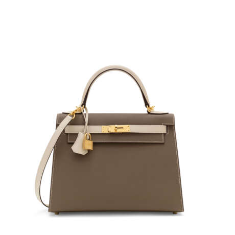 HERMÈS. A CUSTOM ÉTOUPE & CRAIE EPSOM LEATHER SELLIER KELLY 28 WITH GOLD HARDWARE - фото 1