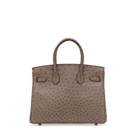 HERMÈS. A GRIS TOURTERELLE OSTRICH BIRKIN 30 WITH PALLADIUM HARDWARE - Foto 2