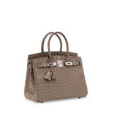 HERMÈS. A GRIS TOURTERELLE OSTRICH BIRKIN 30 WITH PALLADIUM HARDWARE - фото 3