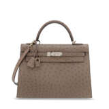 HERMÈS. A GRIS TOURTERELLE OSTRICH SELLIER KELLY 32 WITH PALLADIUM HARDWARE - photo 1