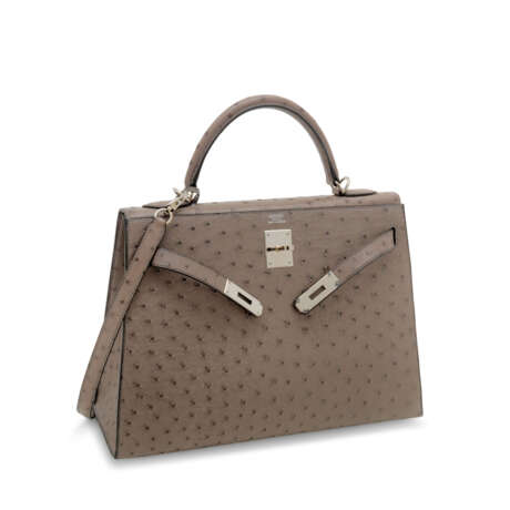 HERMÈS. A GRIS TOURTERELLE OSTRICH SELLIER KELLY 32 WITH PALLADIUM HARDWARE - фото 2