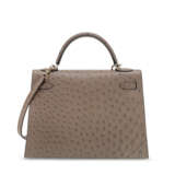 HERMÈS. A GRIS TOURTERELLE OSTRICH SELLIER KELLY 32 WITH PALLADIUM HARDWARE - photo 3