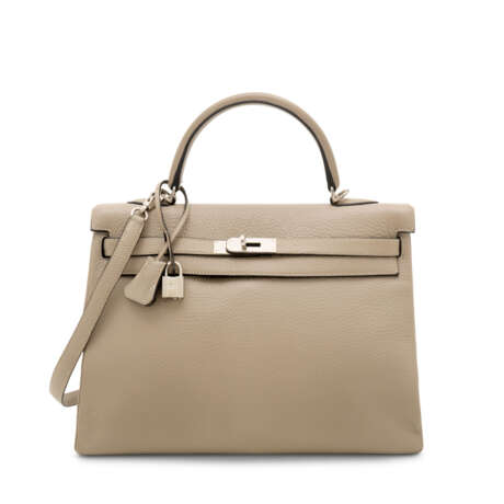 HERMÈS. AN GRIS TOURTERELLE CLÉMENCE LEATHER RETOURNÉ KELLY 35 WITH PALLADIUM HARDWARE - Foto 1