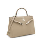 HERMÈS. AN GRIS TOURTERELLE CLÉMENCE LEATHER RETOURNÉ KELLY 35 WITH PALLADIUM HARDWARE - Foto 2