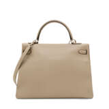 HERMÈS. AN GRIS TOURTERELLE CLÉMENCE LEATHER RETOURNÉ KELLY 35 WITH PALLADIUM HARDWARE - Foto 3