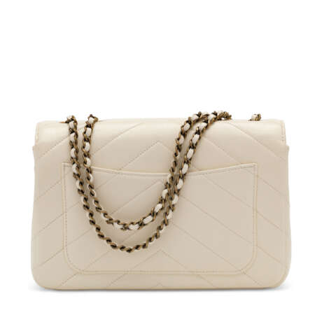 CHANEL. A CRÈME LAMBSKIN LEATHER CHEVRON SINGLE FLAP BAG WITH BRUSHED GOLD HARDWARE - photo 2